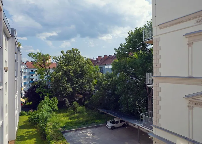 Leonart Living 13 公寓 *